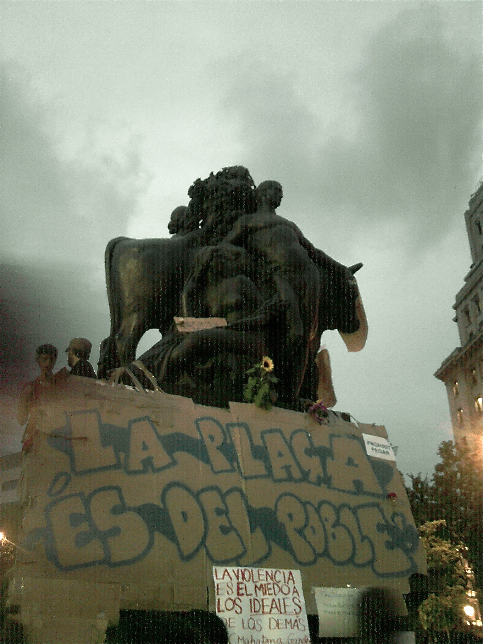 Manifestazione contro l'aggressione delle forze dell'ordine a Barcellona.