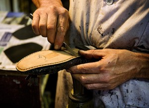 calzolaio a lavoro