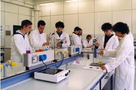 Studenti in un laboratorio di chimica