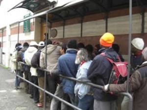 fila per mensa poveri